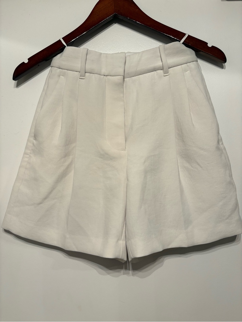 Aritzia Effortless Short mid-thigh